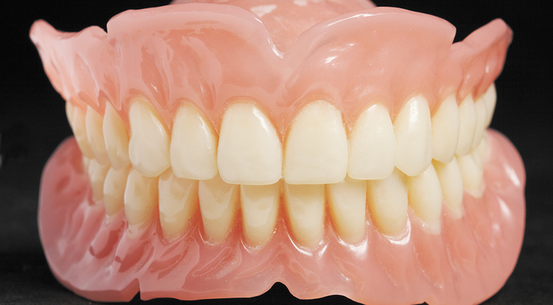 Пластинчатый протез, применяемый при полной адентии челюстей