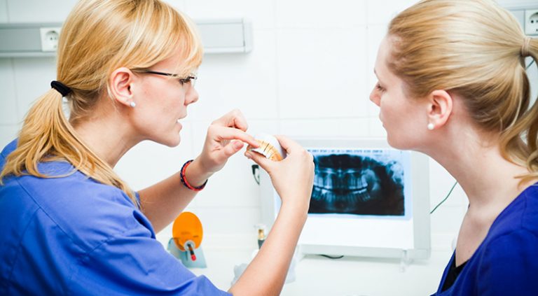 врачи обсуждают имплантацию