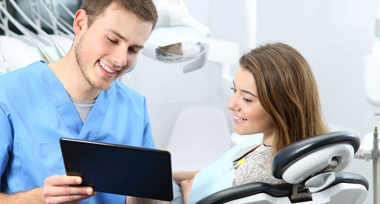 Стоматолог дает рекомендации по питанию после имплантации зуба