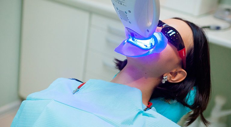 Отбеливание зубов ZOOM