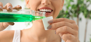 Нужно ли полоскать рот после удаления зуба?